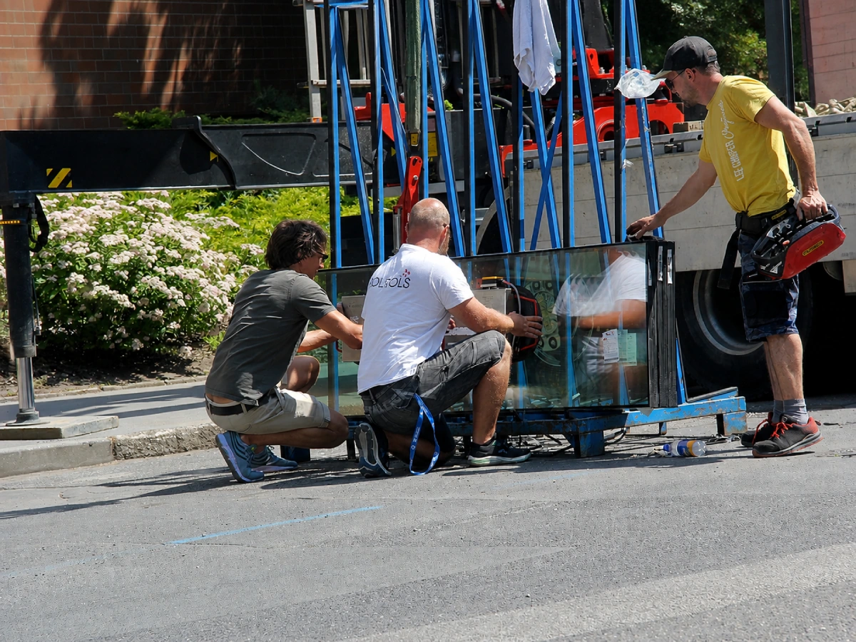 Montážní tým Rolrols při práci – instalace konstrukce z hliníku na venkovní ploše, ukázka precizní výroby a montáže