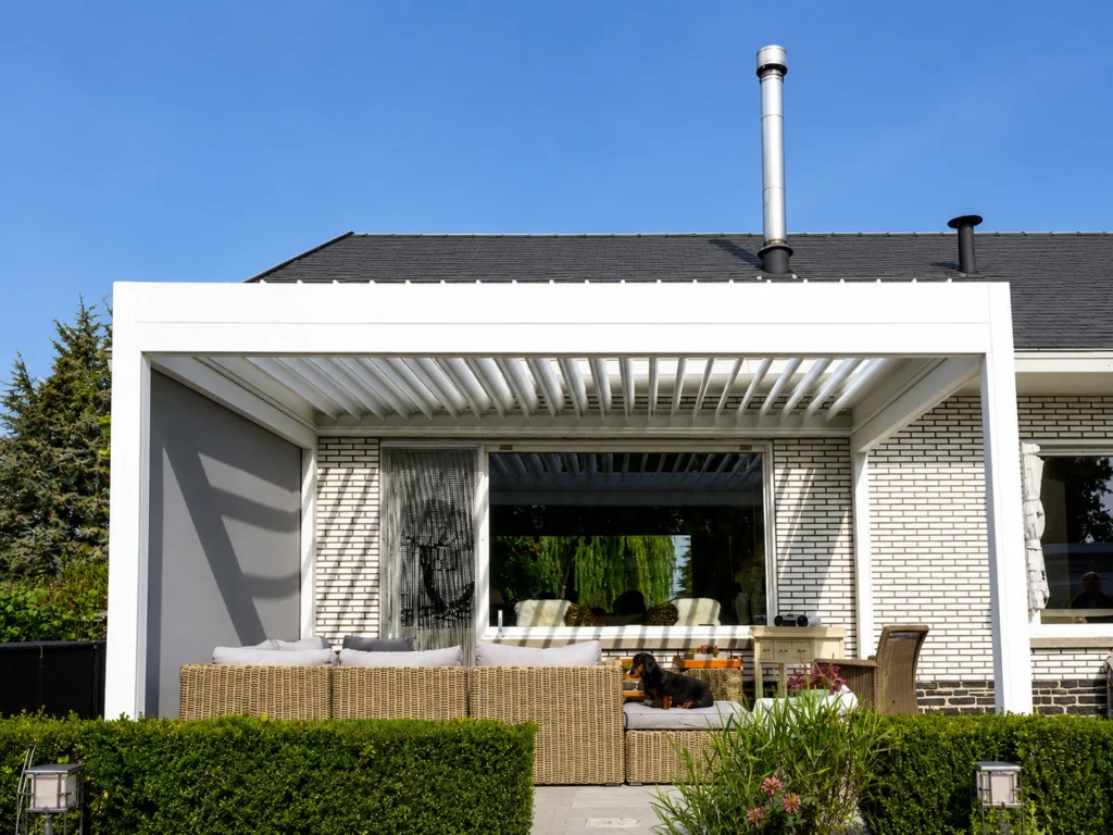 Bioklimatická pergola AGE s naklápěcími lamelami u rodinného domu
