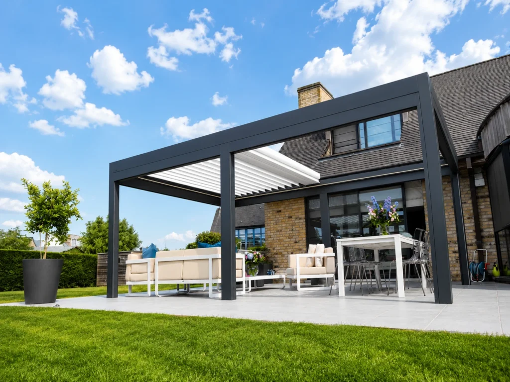Moderní bioklimatická pergola AGE s integrovaným screenem pro zastínění terasy