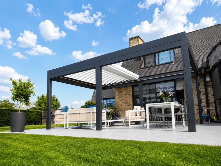Moderní bioklimatická pergola AGE s integrovaným screenem pro zastínění terasy