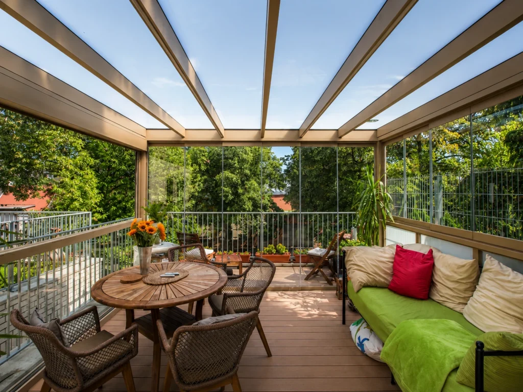 Bioklimatická pergola GLASSR s prosklenou střechou a posuvným zasklením terasy