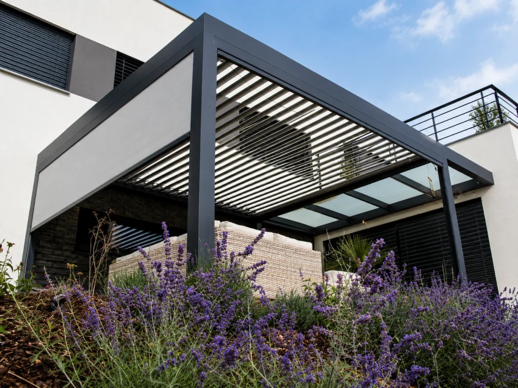 Moderní bioklimatická pergola LINE s prosvětlovacím pásem u rodinného domu