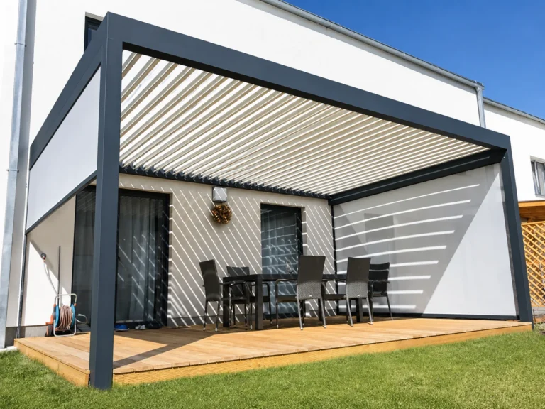 Bioklimatická pergola NEW na terase moderního rodinného domu