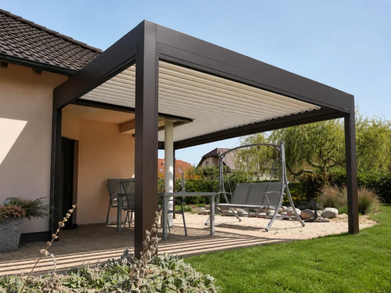 Atypická bioklimatická pergola NEW přizpůsobená dispozici rodinného domu