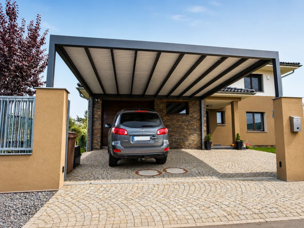 Moderní hliníkový carport EOS u rodinného domu.