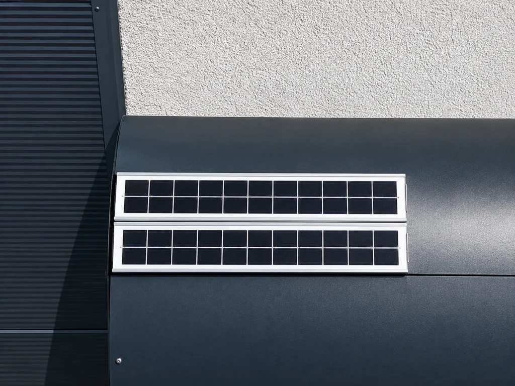 Nadstřešní solární rolety SUNROLS se solárním napájením bez kabeláže