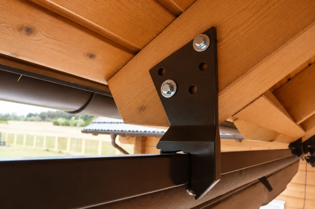 Detail montáže výsuvné markýzy na dřevěnou konstrukci