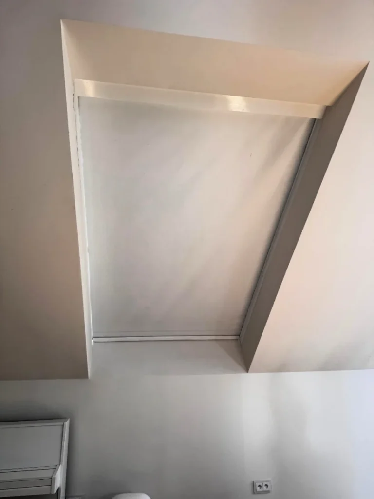 Detail stropního ZIP stínění střešního okna