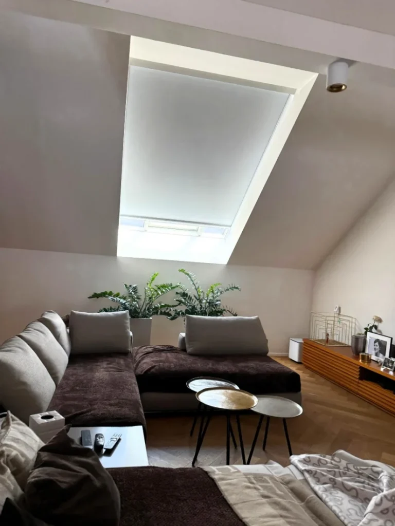 Stropní ZIP stínění světlíku v podkrovním interiéru