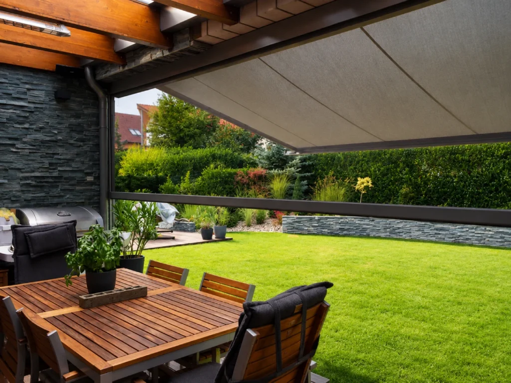 Moderní pergola s integrovanou screenovou roletou – elegantní stínicí systém Rolrols pro ochranu terasy před sluncem, větrem i pohledy zvenčí.