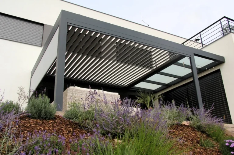 Moderní bioklimatická pergola s naklápěcími lamelami