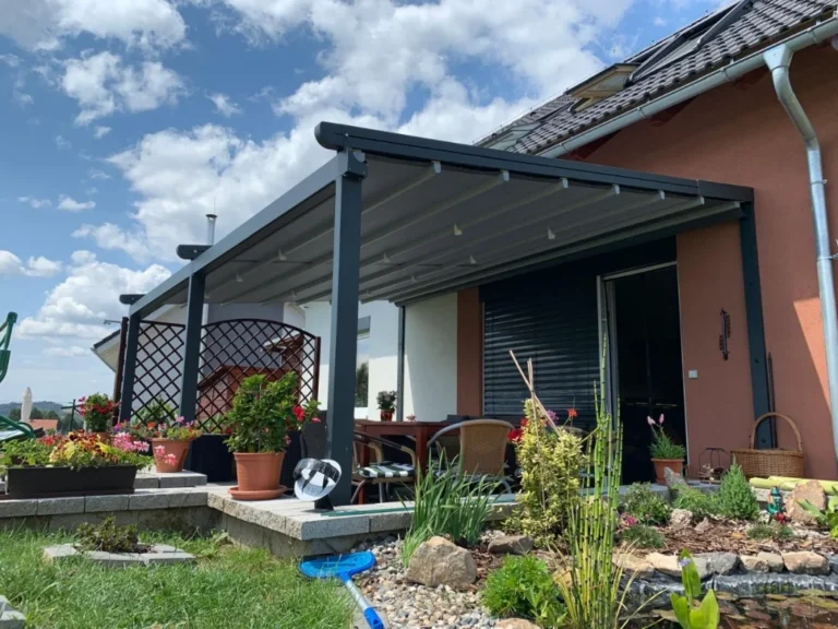 Zastřešená pergola s hliníkovou konstrukcí u domu
