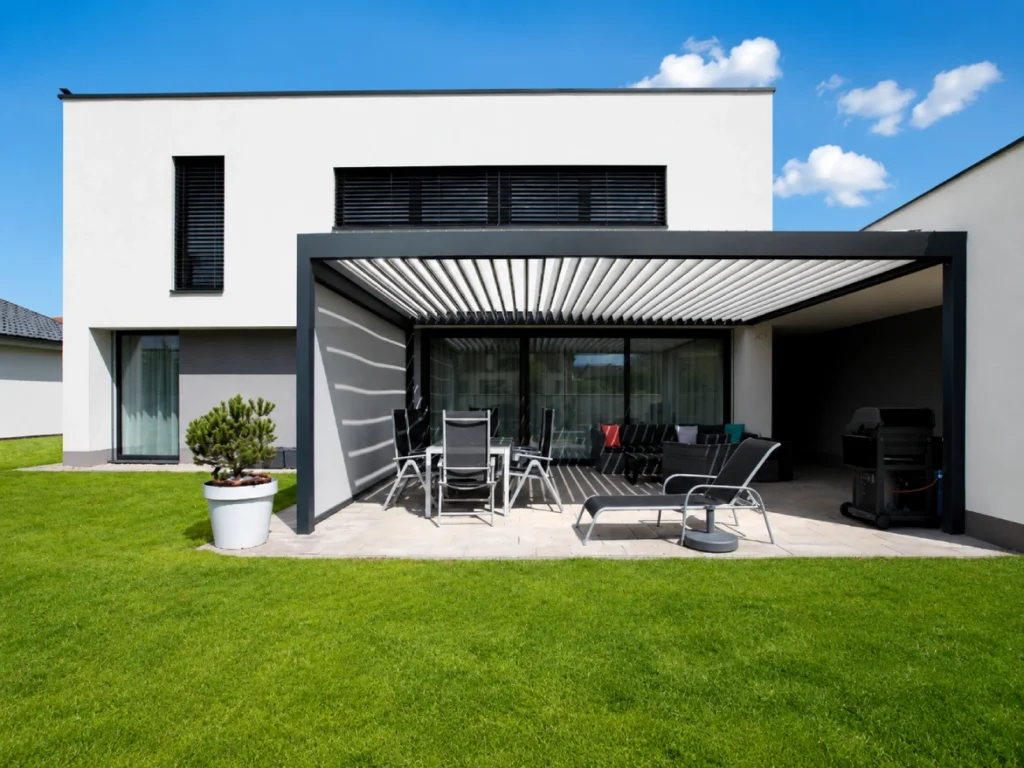 Moderní bioklimatická pergola Rolrols s otočnými lamelami – elegantní řešení pro stínění terasy a komfortní propojení interiéru s venkovním prostorem.