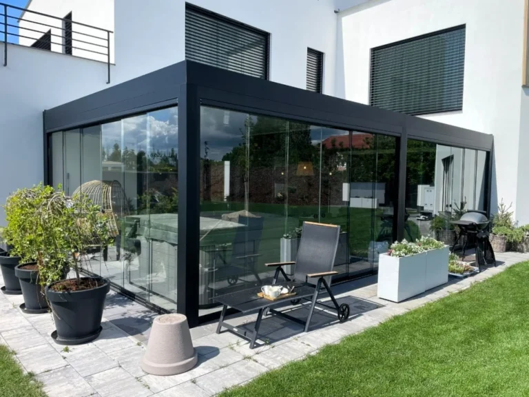 Prosklená pergola s hliníkovou konstrukcí u moderního domu
