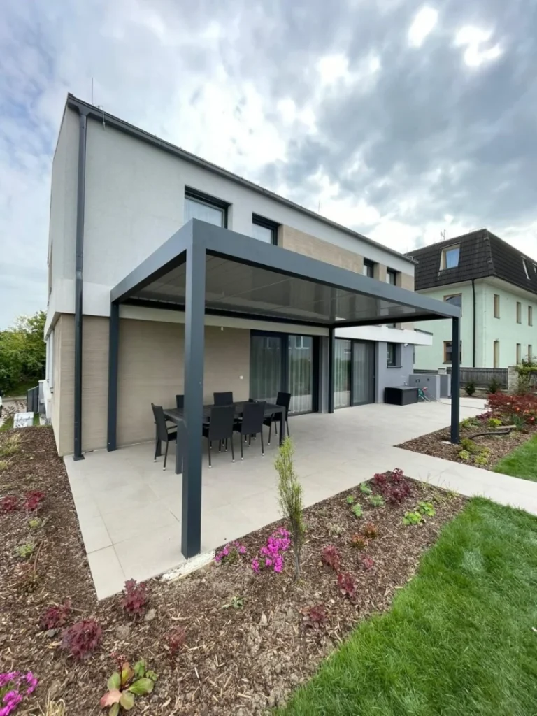 Moderní bioklimatická pergola s venkovním posezením