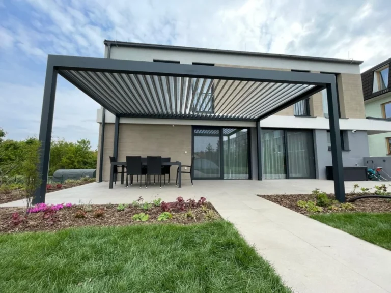 Samostatně stojící bioklimatická pergola s posezením
