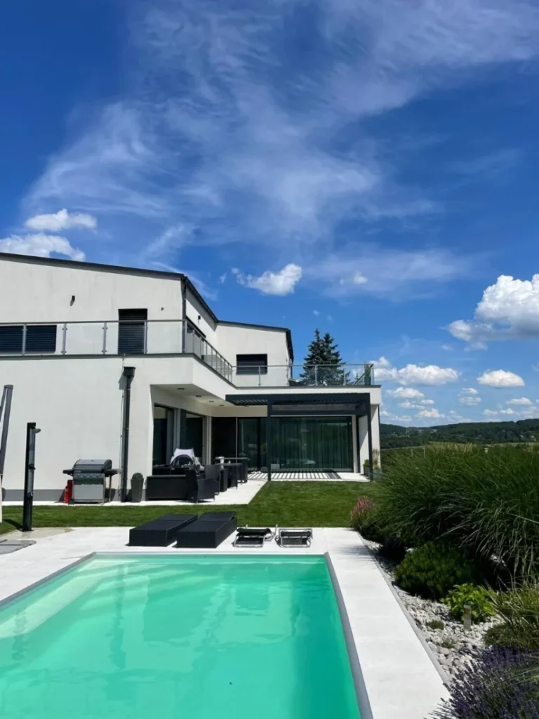 Pergola přistavěná k modernímu rodinnému domu