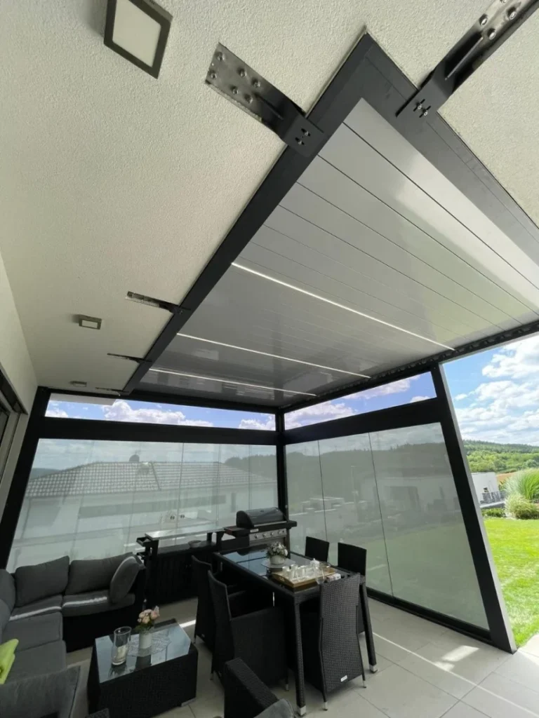 Detail uzavřené lamelové střechy bioklimatické pergoly