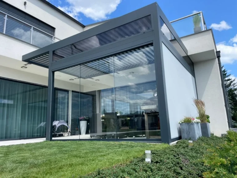 Moderní prosklená pergola u rodinného domu