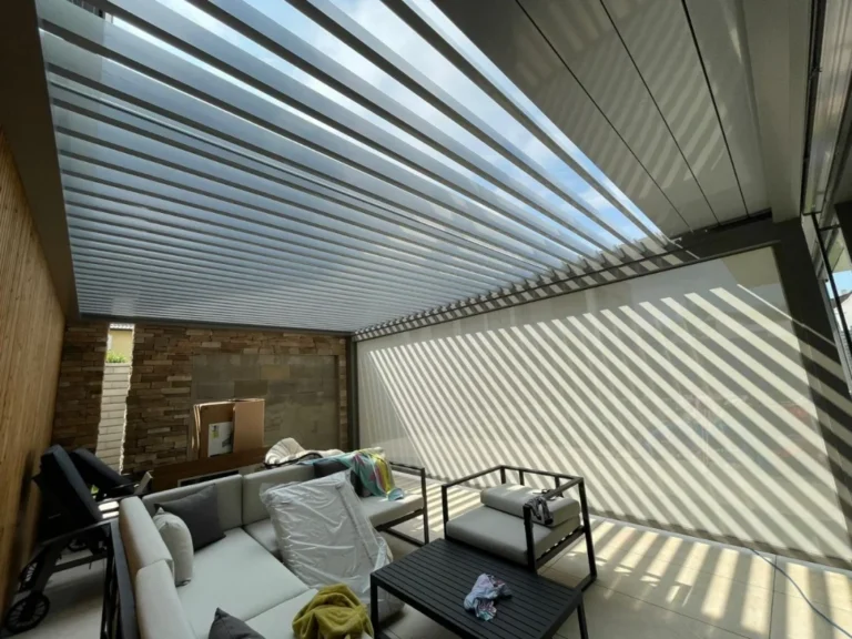 Bioklimatická pergola s otevřenou lamelovou střechou