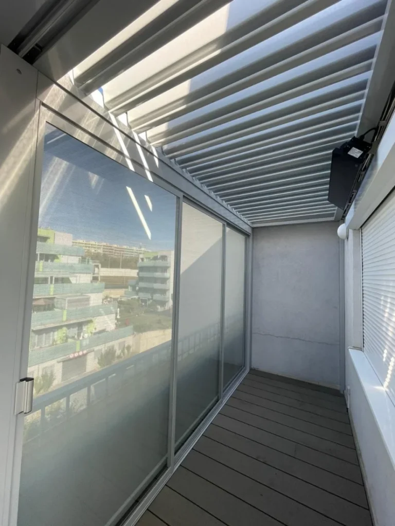 Detail lamelové střechy a bočního stínění pergoly