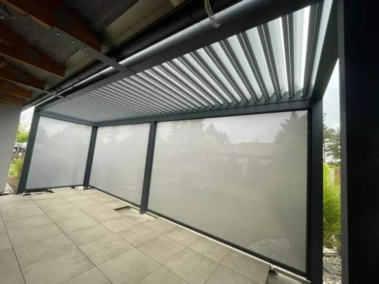 Pergola s lamelovou střechou a bočními screenovými roletami