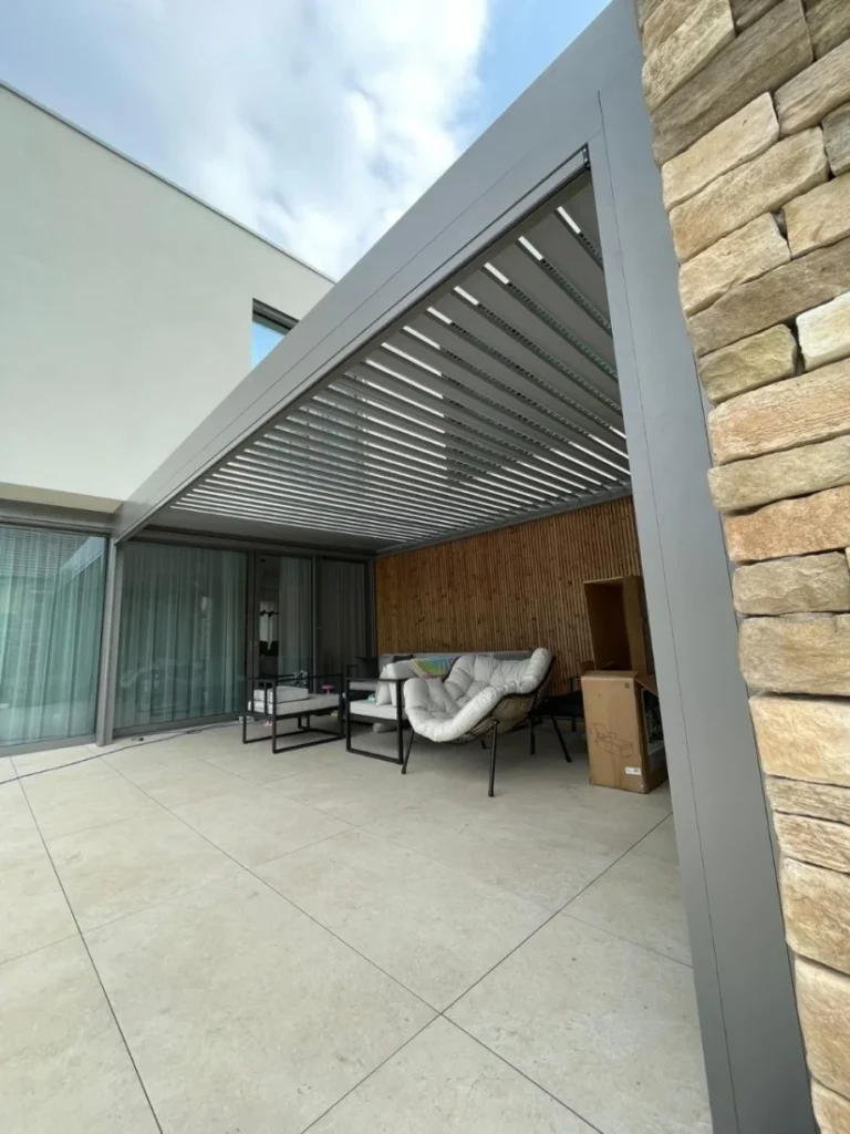 Bioklimatická pergola s posezením na terase