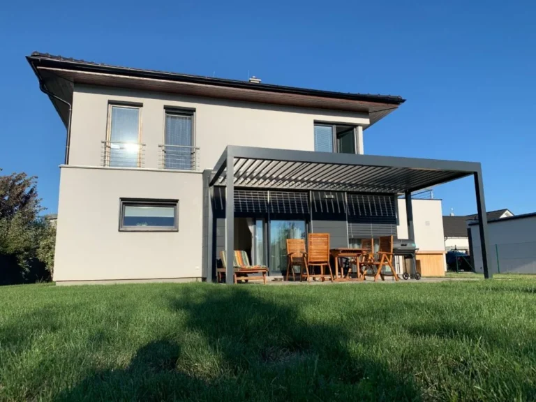 Moderní pergola s lamelovou střechou u rodinného domu