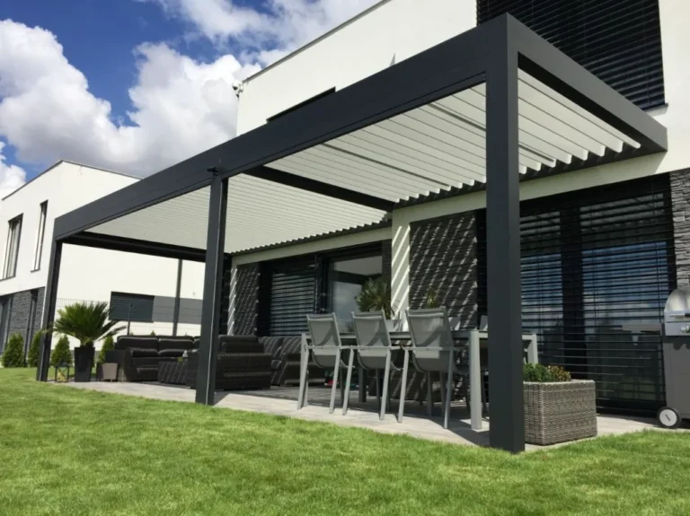 Bioklimatická pergola s lamelovou střechou u moderního domu
