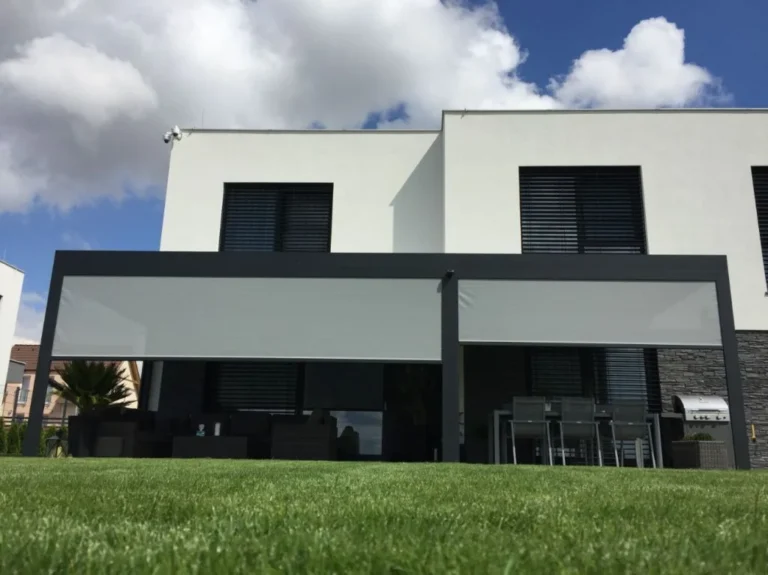 Moderní pergola s bočními screenovými roletami