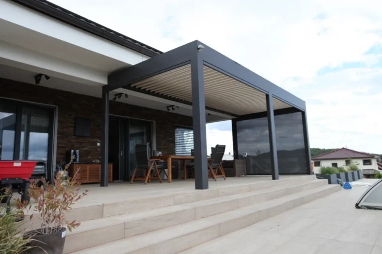 Velká bioklimatická pergola s posezením u rodinného domu