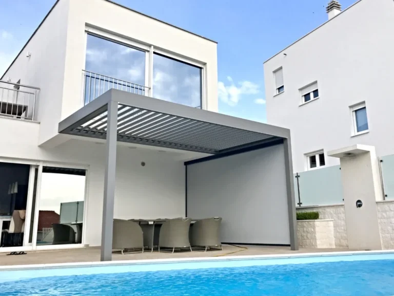 Bioklimatická pergola s bočním screenovým stíněním