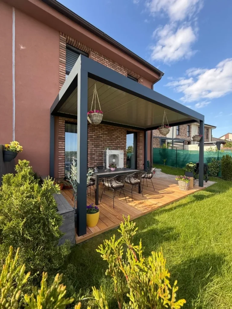 Moderní bioklimatická pergola s posezením u rodinného domu