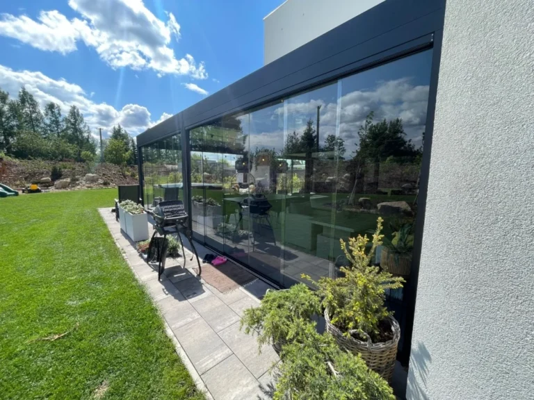 Prosklená pergola s hliníkovou konstrukcí v zahradě