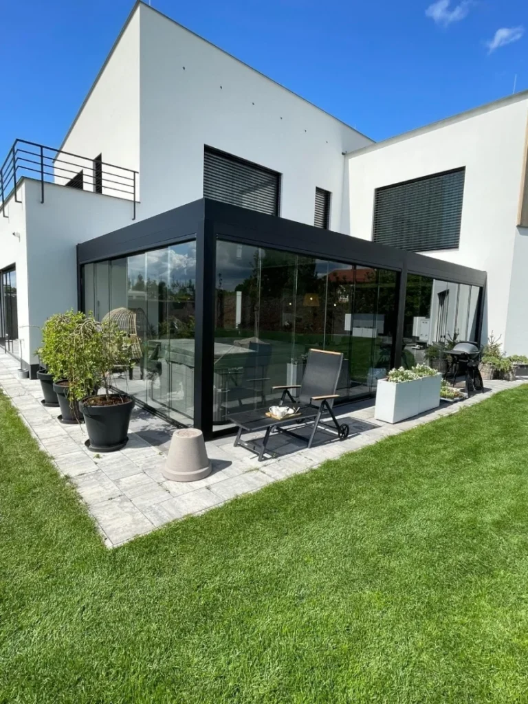 Moderní prosklená pergola s venkovním posezením