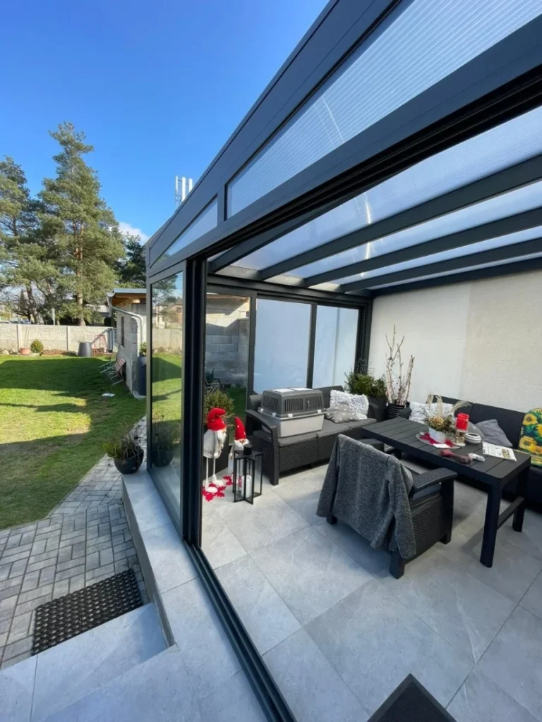 Prosklená pergola s venkovním posezením