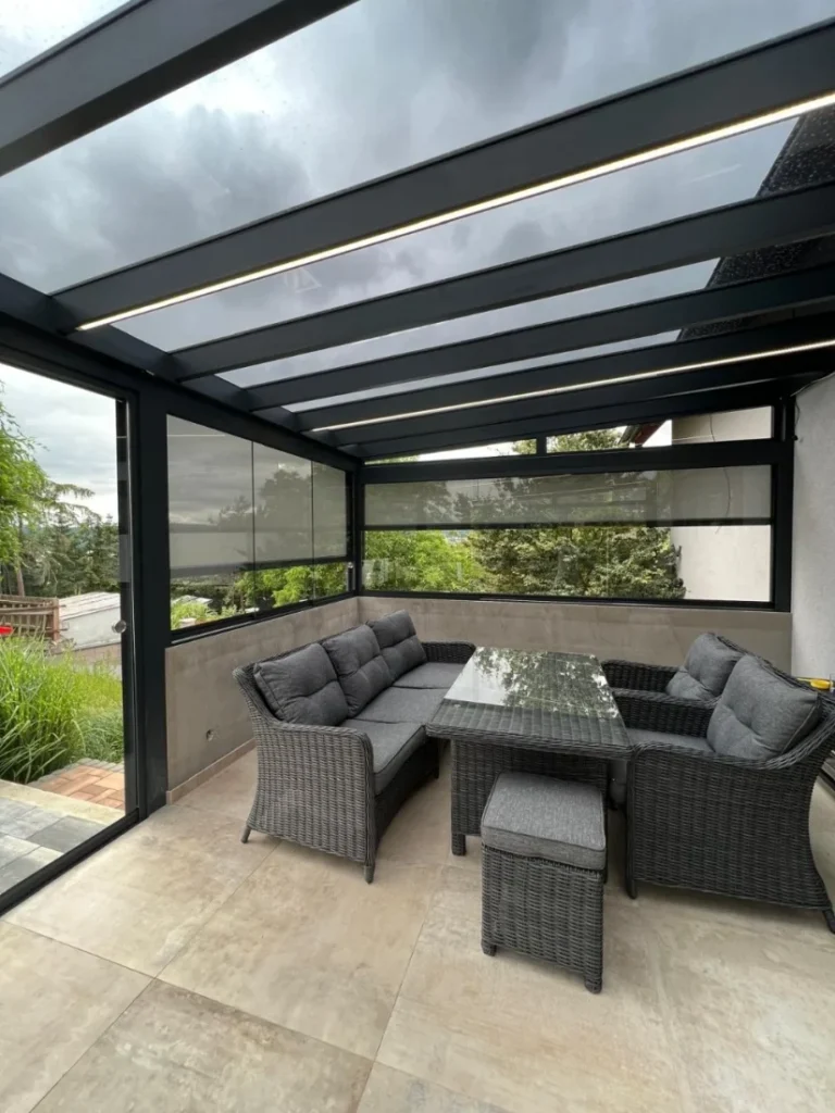Prosklená pergola s posezením a střešním stíněním