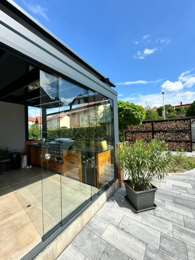 Posuvné zasklení moderní terasy s venkovní kuchyní