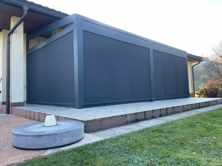 Zastřešená terasa s bočními screenovými roletami