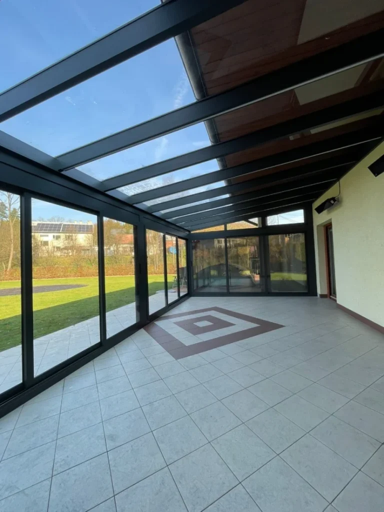 Prosklená terasa s posuvnými skleněnými stěnami