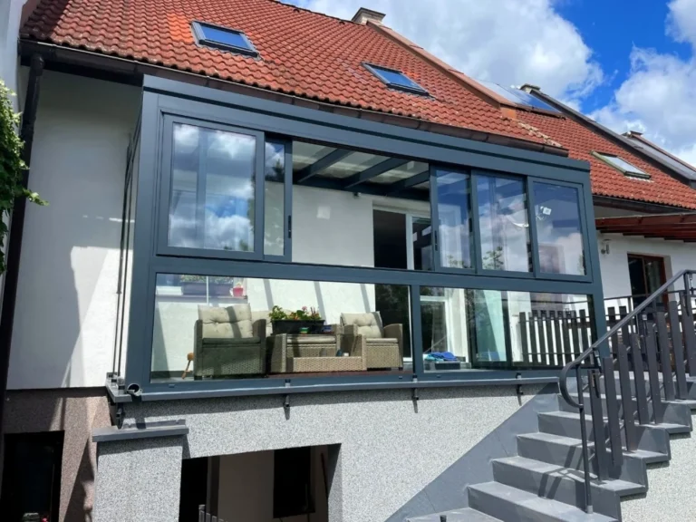 Moderní prosklená terasa přistavěná k rodinnému domu