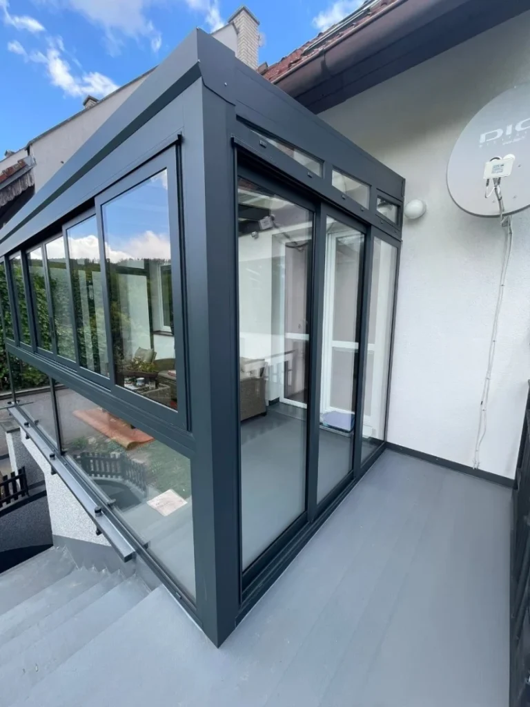 Moderní prosklená terasa s hliníkovou konstrukcí