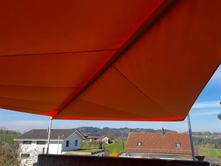 Detail červené napínané stínicí plachty