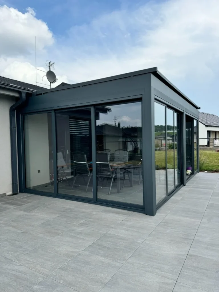 Prosklená pergola s teleskopickými posuvnými stěnami