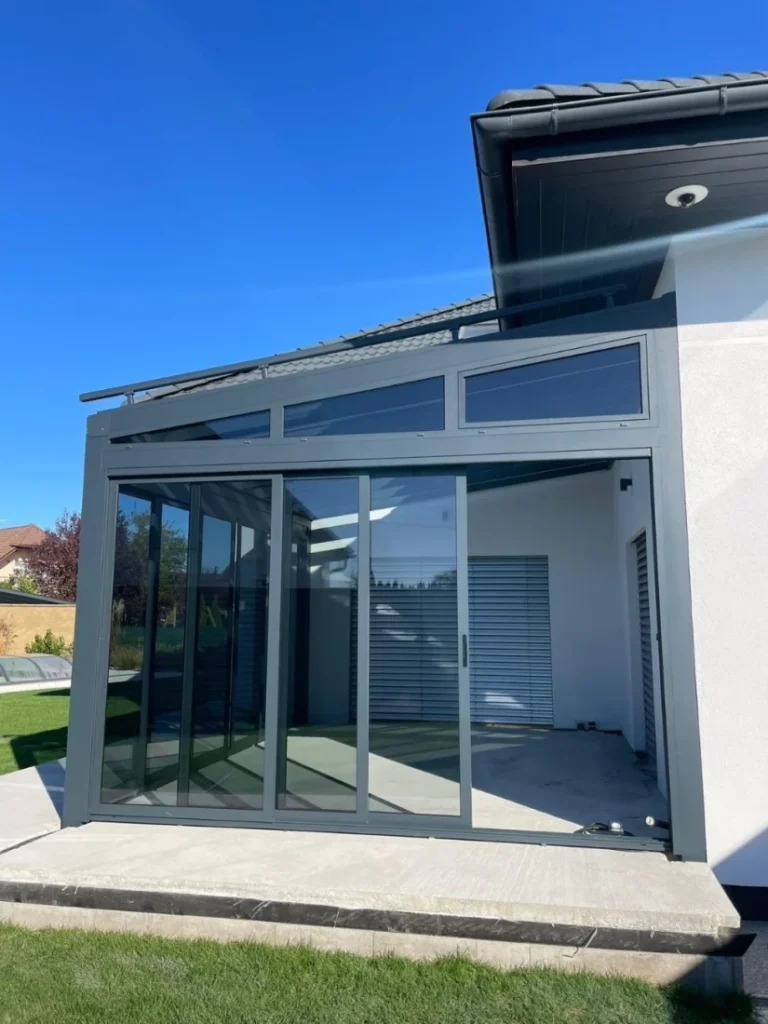 Moderní pergola s teleskopickým posuvným zasklením