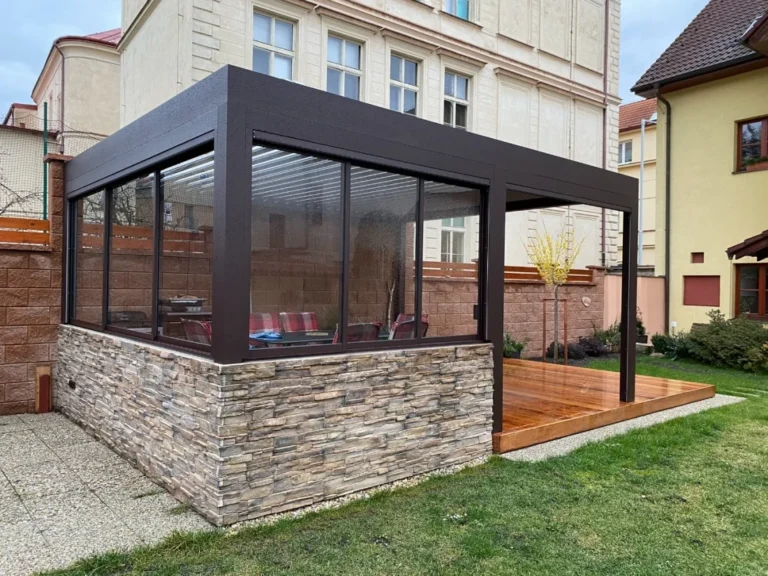 Hliníková pergola s posuvnými skleněnými stěnami