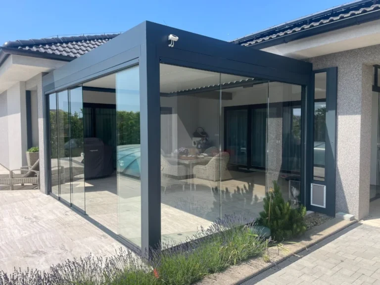 Hliníková pergola s posuvnými skleněnými stěnami
