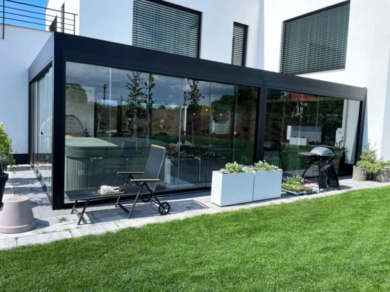Moderní prosklená pergola s venkovním posezením