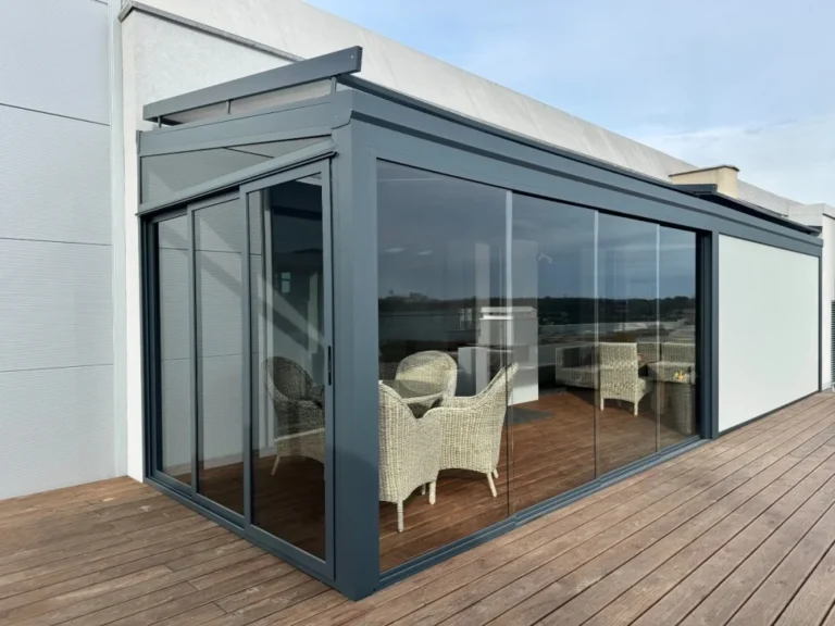 Moderní pergola s posuvným bezrámovým zasklením