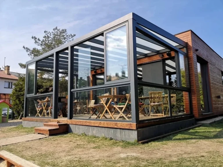 Zasklená pergola s dřevěnou konstrukcí a posezením